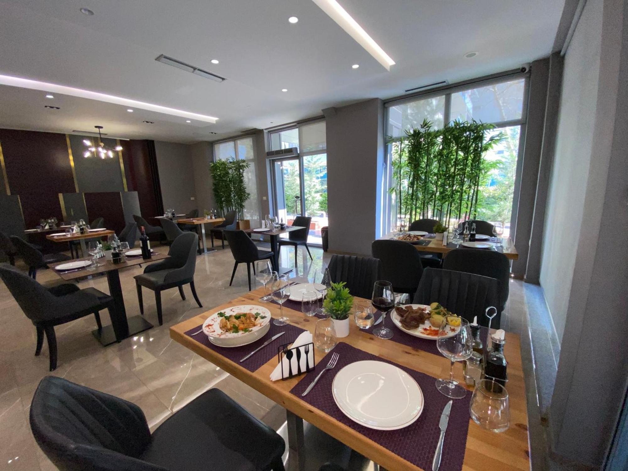 Doanesia Premium Hotel & Spa Tiranë Ngoại thất bức ảnh