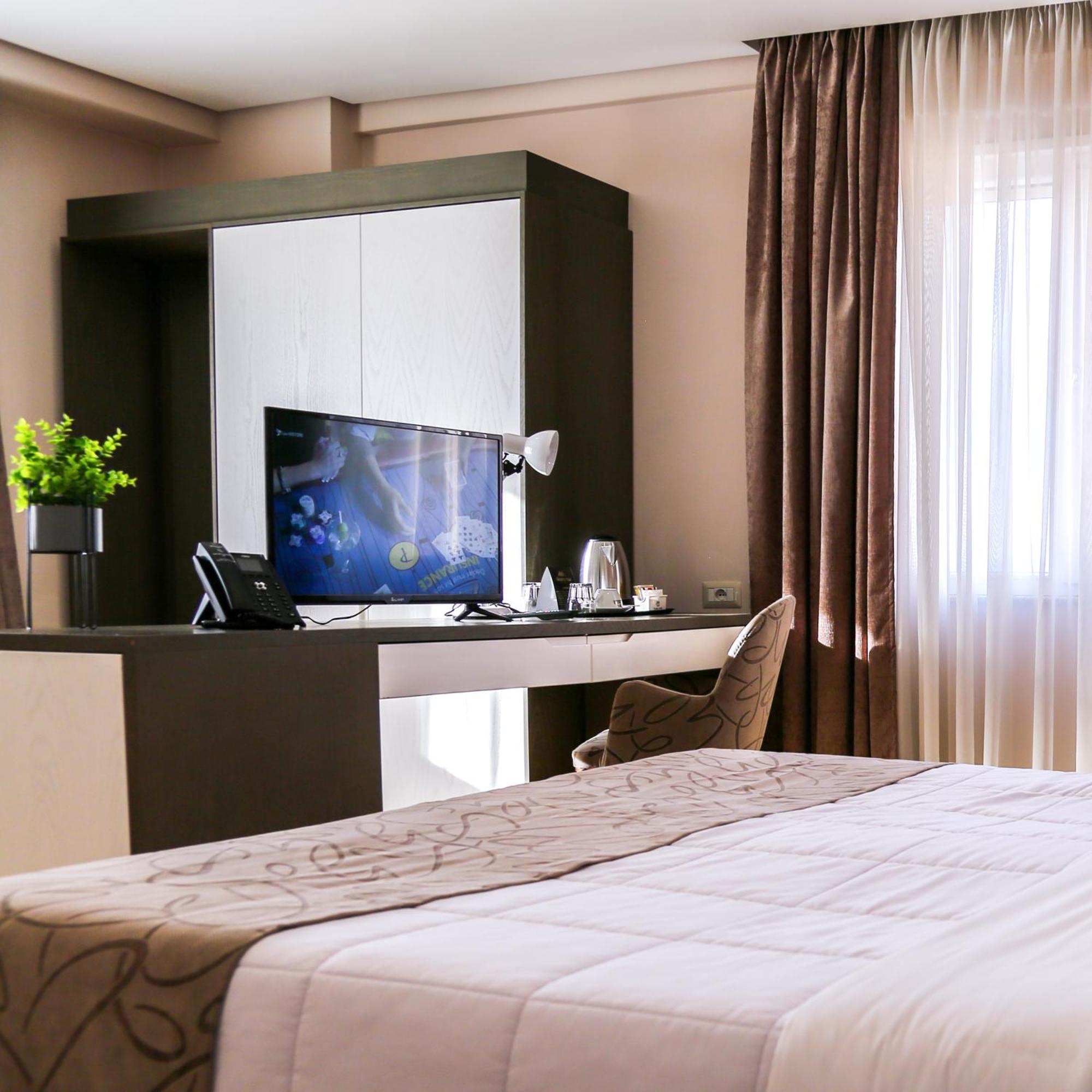Doanesia Premium Hotel & Spa Tiranë Ngoại thất bức ảnh